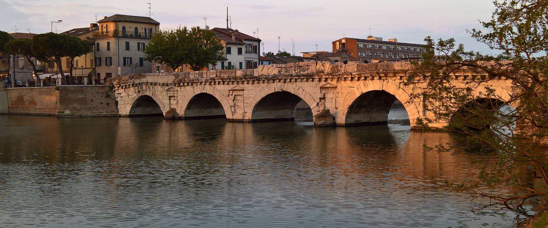Il Ponte di Tiberio di Rimini verso il Borgo foto di Supermabi